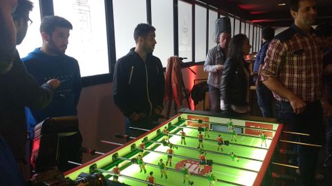 Los jugadores del Oviedo juegan al futbol�n con los invitados al evento