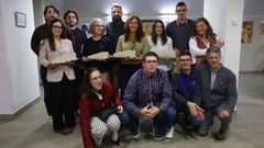 Foto de grupo de los premiados en esta d�cima edici�n, junto a Diego Rodr�guez (a la derecha, agachado) y Carmen Pernas, directora del hotel Herbeira, donde se celebr� el acto