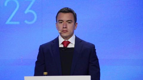 El candidato presidencial Daniel Noboa durante el debate presidencial celebrado el pasado 13 de agosto, protegido por un chaleco antibalas
