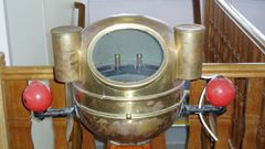 A bit�cora dun barco est� formada por un comp�s central e d�as pezas esf�ricas de metal que poden axustarse para compensar o efecto magn�tico da estrutura met�lica do buque