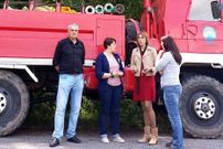 La delegada de la Xunta entregando en Lourenz� una motobomba.