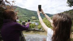Dos mujeres buscando cobertura en una aldea de Cervantes