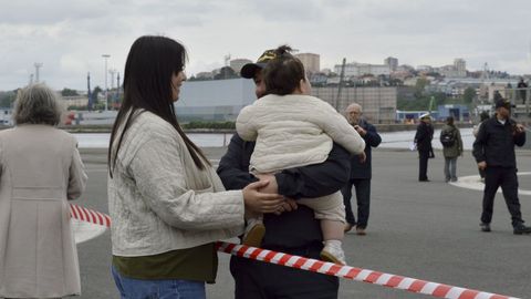 Francisco, Noa e In�s se despiden antes de la partida de la fragata �lvaro de Baz�n.