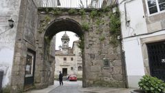 La puerta es la �nica que se conserva de la muralla medieval de Santiago
