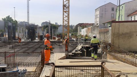 Obras de construcci�n de viviendas en O Bert�n, el pasado mes de abril.
