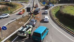 Los servicios de emergencias tratan de reordenar el tr�fico tras el accidente entre dos coches en el entorno del nudo de bomberos de Pontevedra