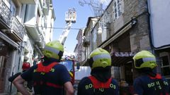 Los bomberos de Lugo, durante su intervenci�n en la Praza do Campo
