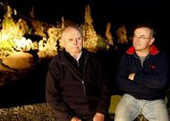 Antonio Pose, con su padre Laureano, delante de los restos de la obra de Man en Camelle.