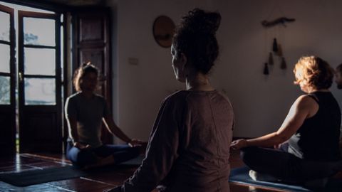 Sesión de yoga en Casa Prior