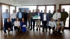 Foto de familia de los organizadores del Rali de Pontevedra, representantes municipales, federación y patrocinadores