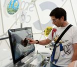 Un visitante examina un ordenador en una carpa de Smart City instalada en el Obelisco. 
