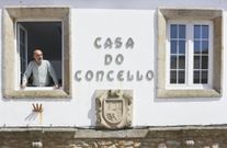O novo alcalde de Fisterra, Jos� Marcote, nunha das fiestras do Concello durante o seu primeiro d�a no cargo. 