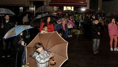 La lluvia oblig� a buscar refugio bajo los paraguas o bajo los toldos de los comercios vecinos. 