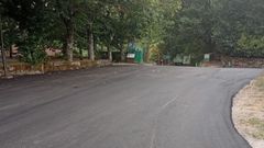 Asfaltado de un vial del parque etnogr�fico de O Carballi�o.