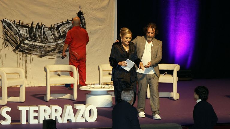 &Aacute;ngeles Terrazo acompa&ntilde;ada en el escenario por Pedro Feijoo. Detr&aacute;s, el artista Ram&oacute;n Trigo pinta una tela en directo.