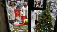 Marta, Tatiana y Emilia, con el escaparate de Ferrero Rocher de la Farmacia Lameiras