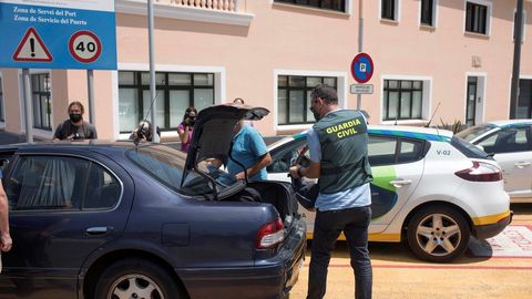 La guardia civil sale de la sede de Autoridad Portuaria de Baleares en el puerto de Mah�n tras el registro por presunto caso de corrupci�n, en una imagen de archivo