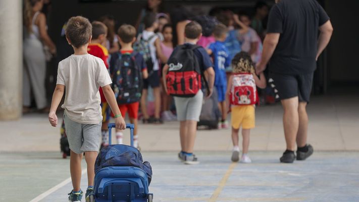 Menores, acudiendo a un centro educativo.