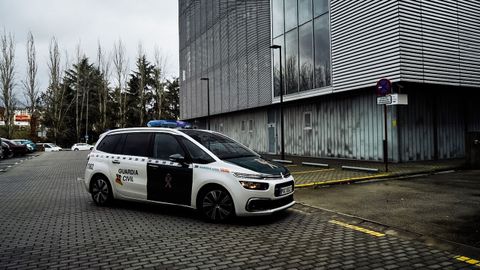 Un coche de la Guardia Civil entrando a los juzgados de la ciudad de Ourense