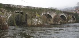 El viaducto sobre el r�o Ulla, del siglo XVI, separa Boqueix�n y Cruces y las provincias de A Coru�a y Pontevedra . 