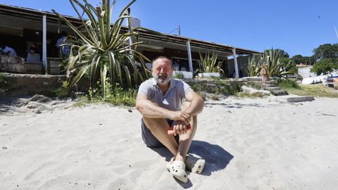 Miguel de la Cierva en la playa de A Barrosa, frente a El N&aacute;utico