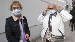 Delfina Iglesias, a la derecha, acompa�ada de su hija, a las puertas del centro m�dico Concepci�n Arenal