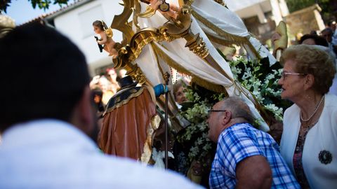 Romer�a da Virxe do Cristal.Los im�genes de san Roque y san Sebasti�n se inclinan ante la de la Virxe do Cristal en el Encontro.