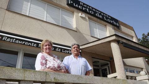 Josefa Tom� y Manuel Cuns, en la terraza del restaurante El Puerto de Lorb�, que han puesto a la venta.