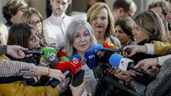 Encarna Cuenca, presidenta del Consejo Escolar del Estado, responde a los periodistas con la ministra de Educaci�n, Pilar Alegr�a, justo detr�s, despu�s de la reuni�n del consejo