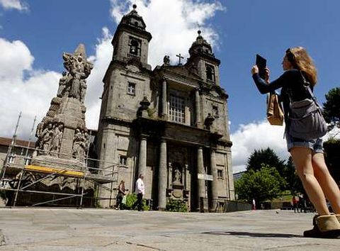 <span lang= es-es >La restauraci�n no satisface plenamente a la familia de Asorey</span>. La tierra que se coloc� a los pies de la escultura para plantar el rosal oculta la firma del artista y la familia exige el derecho al reconocimiento del autor y a que no se altere la obra en su estado original.