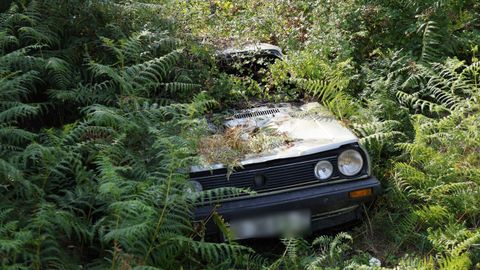 Un coche abandonado en la aldea de Abelleira que se salv del incendio.