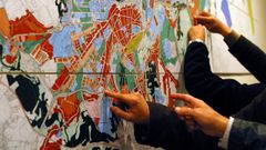 Los vecinos de Santiago consultando el mapa