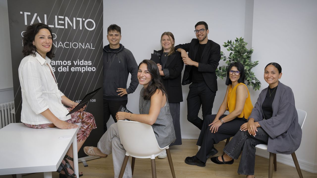 Nueve nacionalidades distintas en una sola oficina de A Coruña