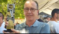 Alfonso, en una celebraci�n organizada en la empresa Carb�nicas Landeira de Santa Comba, en la que reconocieron el trabajo de los m�s veteranos.