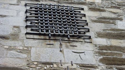 El símbolo de la tau, en la foto bajo una ventana del torreón de la cárcel vieja, era un amuleto contra la peste