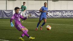 Parera, bajo la vigilancia de Amin, en un saque de puerta en O Couto. 