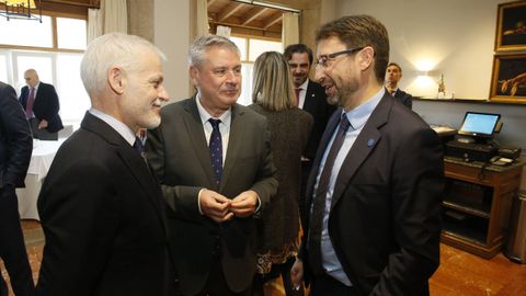 De izquierda a derecha: el director general de la Corporacin Voz de Galicia, Lois Blanco; el director de La Voz de Asturias, ngel Falcn, y el consejero de Industria de Asturias, Enrique Fernndez.