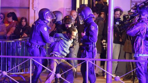Tres detenidos, cargas policiales y gas lacrim�geno en Ferraz