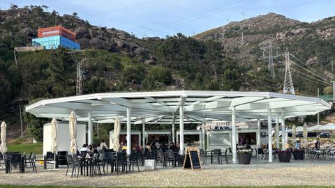 Na p�rgola hai artesan�a queixos, marmeladas, doces, conservas e un pequeno bar expende bocadillos, cervexas, caf�s, refrescos

