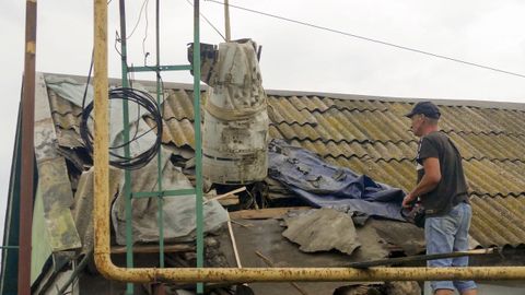 Labores de retirada de uno de los proyectiles que alcanz� un edificio en Odesa, en el sur de Ucrania