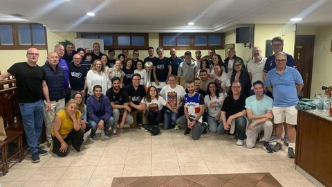 La foto de grupo cerr� la �ltima jornada de ca�as de la temporada organizada por la Pe�a Obrajazz
