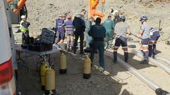 Los mineros en la boca del pozo abierto para el rescate de Julen