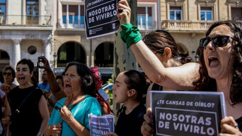 M�s de 300 personas se concentraron ayer en Logro�o en duelo por la mujer de 34 a�os asesinada por su marido en su domicilio de la capital riojana.