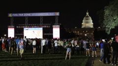 Decena de aficionados presencia en una pantalla el partido de la selecci�n de Estados Unidos con Paraguay en las proximidades del Capitolio, en Washington.