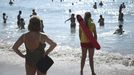 Una socorrista vigila atentamente la zona de ba�a en la playa coru�esa del Orz�n