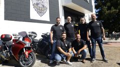 Los moteros Dani �DK� (secretario), Jos� �Neki� (vocal), Santi �Pirri� (tesorero), Delmiro �Molotov� (vicepresidente), abajo a la izquierda Miguel �Bispo� (vocal) y Santi �Mao� (presidente).