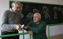 O acad�mico Basallo fixo para Saco unha paxari�a de papel, todo un s�mbolo do paso por Cisneros<span lang= es-es >. </span>