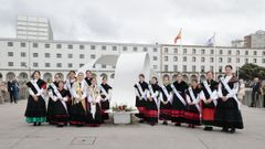 Con el comienzo del mes de junio, la Asociaci�n de Meigas intensifica su actividad y, en las �ltimas horas, realiz� tres ofrendas florares en distintos puntos del paseo mar�timo. 