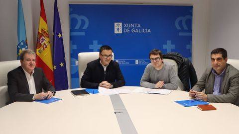 Momento de la reuni�n de los responsables de la Xunta con el alcalde de Montederramo, �scar Di�guez.