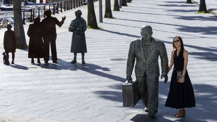 Monumento a los emigrantes en Vigo.